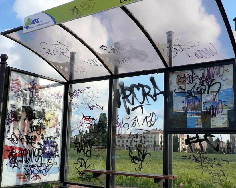 Le pensiline degli autobus nel mirino dei vandali: danneggiata una al giorno 