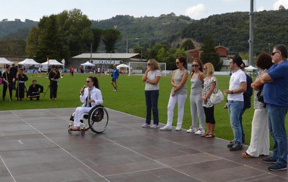 La paracadutista paraplegica incanta i giovani atleti 
