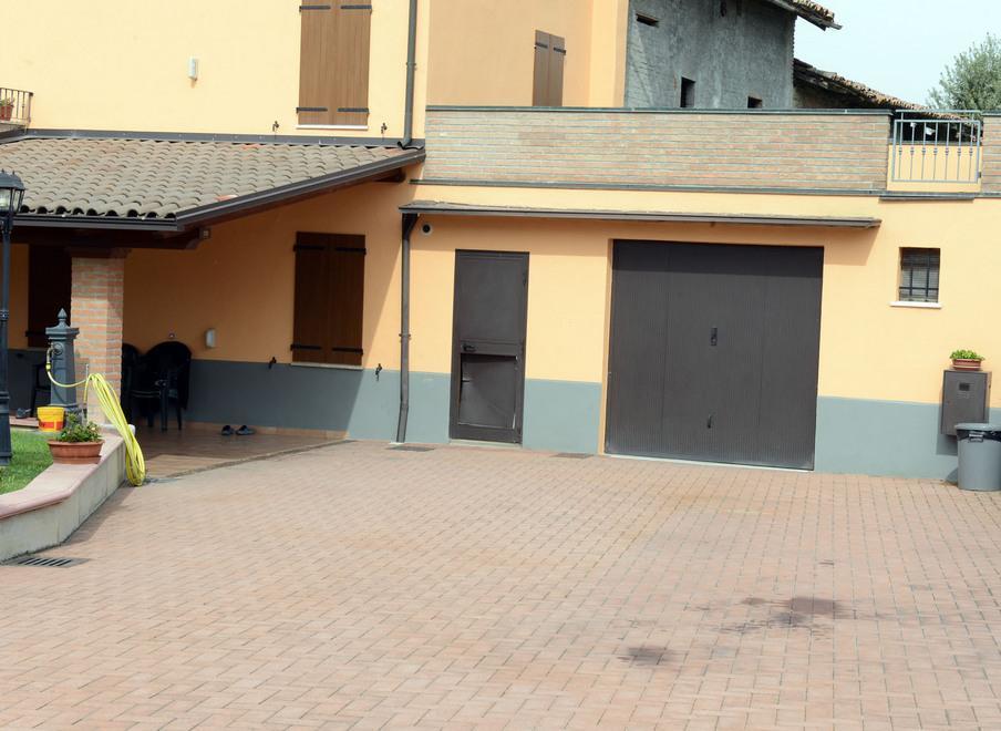 Sbaglia manovra in quad Travolge moglie e amica 