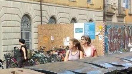 Cassonetti al posto degli stalli per moto la gente protesta