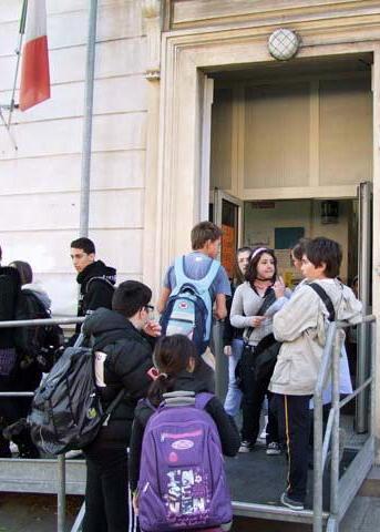 Docenti da nominare e la scuola media ancora solo a due ore 