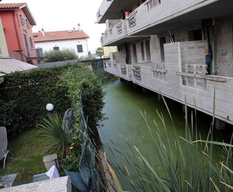 Il cantiere si ferma e rimane la gru sui tetti delle case 