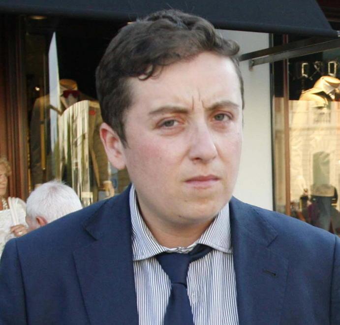 È rivolta contro il muro che spacca via Comparini 