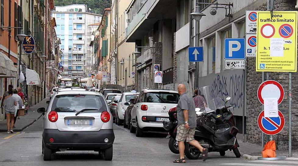 Vogliamo la Ztl 24 ore su 24 e porta a porta in tutto il centro 