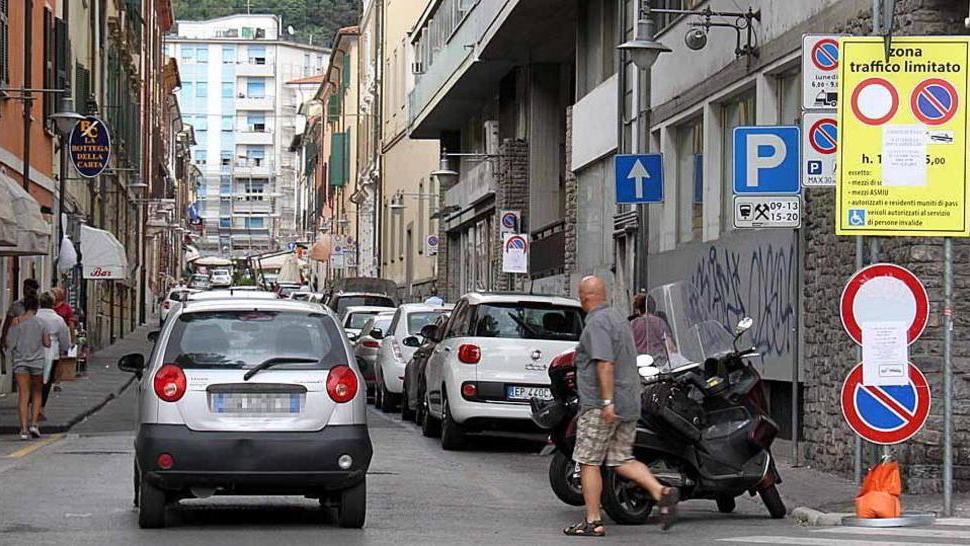 Vogliamo la Ztl 24 ore su 24 e porta a porta in tutto il centro