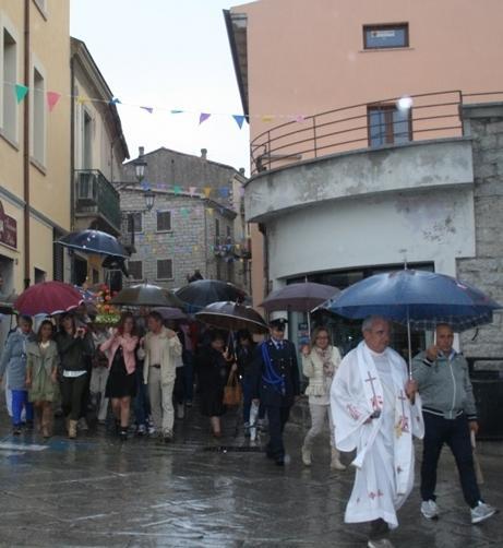 Piove, la processione va di fretta 