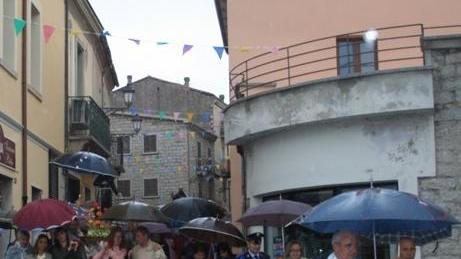 Piove, la processione va di fretta