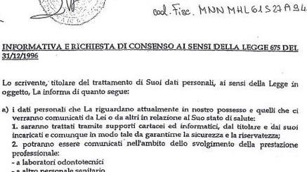 Il grafologo: falso il testamento del dentista