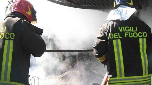 Va in fiamme un capanno con dentro bombole di gas