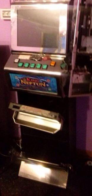 La banda dei videopoker buca il muro e ruba i soldi 