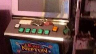 La banda dei videopoker buca il muro e ruba i soldi