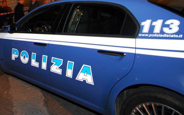 Cinque rapinatori messi in fuga dal titolare di un circolo ricreativo