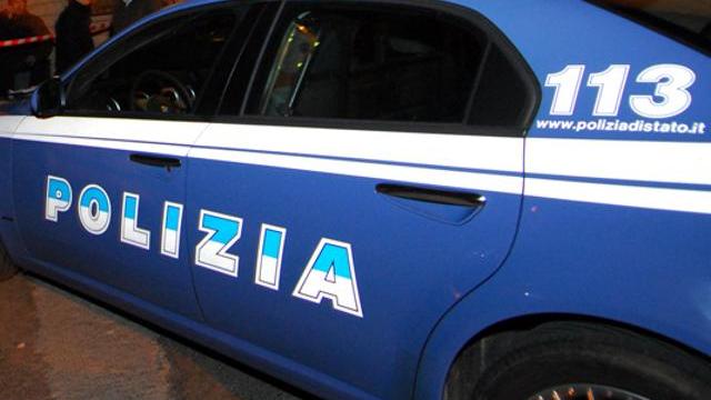 Cinque rapinatori messi in fuga dal titolare di un circolo ricreativo