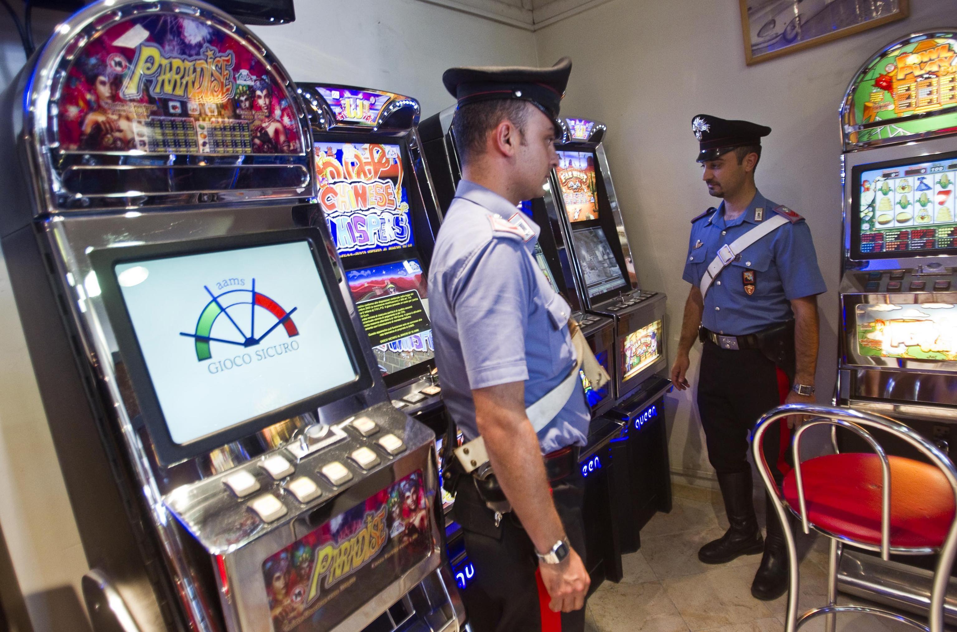 Si calano dal lucernario e svuotano la slot machine