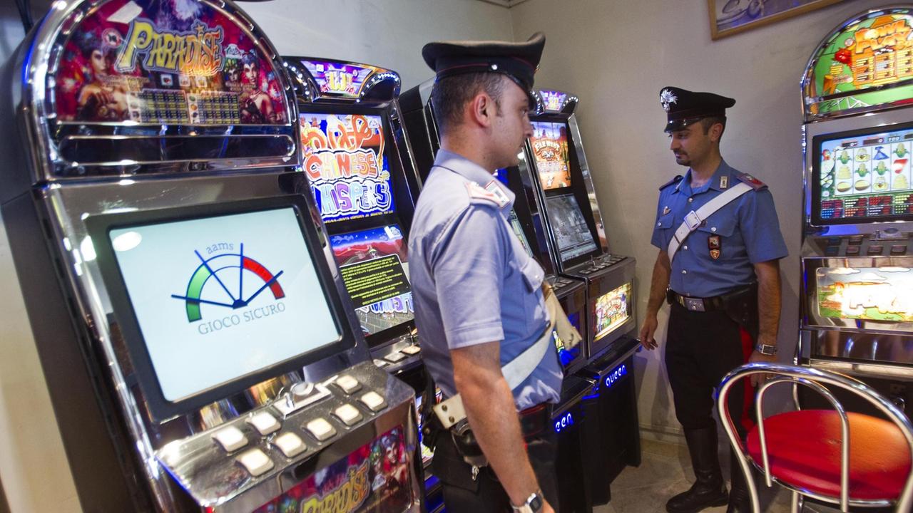 Si calano dal lucernario e svuotano la slot machine