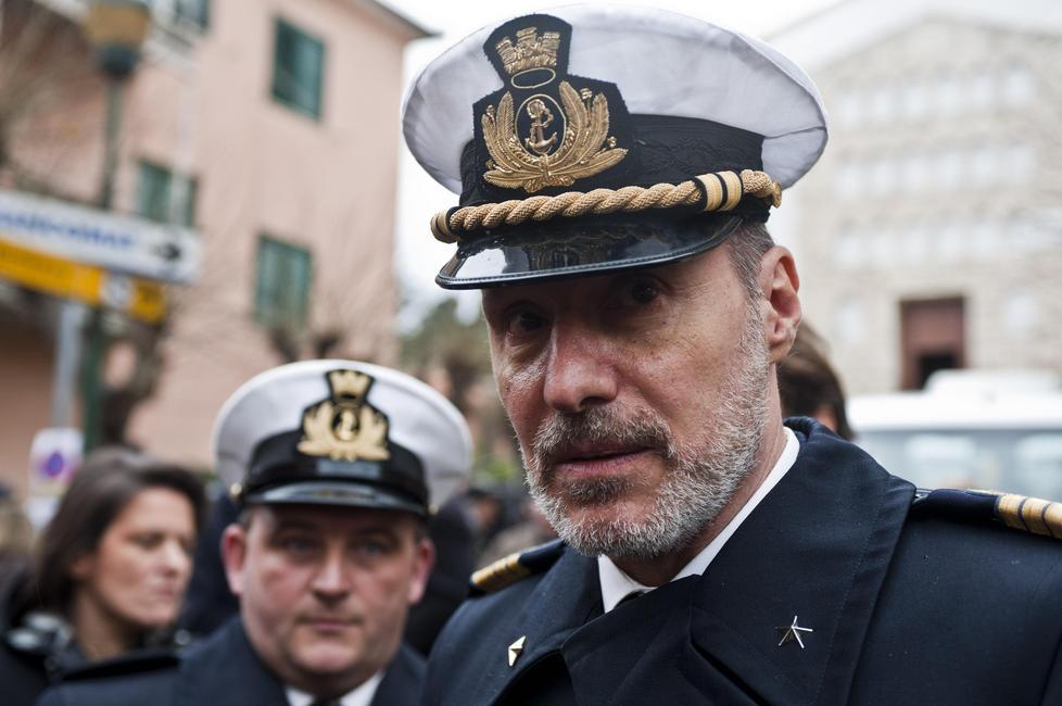 Costa Concordia. De Falco: "Trasferito in un ufficio, potrei lasciare la divisa". L'ammiraglio Faraone: "Non è una bocciatura" 