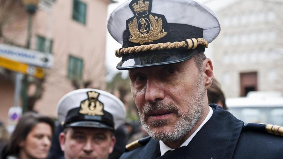 Costa Concordia. De Falco: "Trasferito in un ufficio, potrei lasciare la divisa". L'ammiraglio Faraone: "Non è una bocciatura"