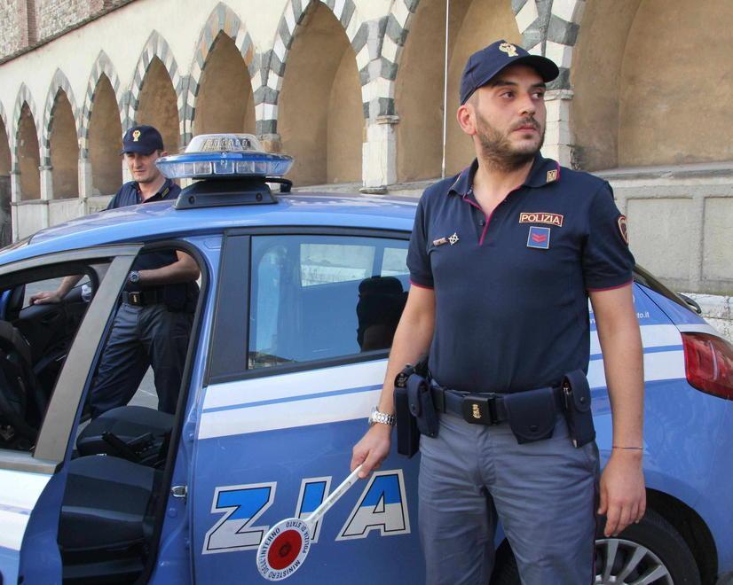 Scappa all’alt della polizia perché aveva la patente sospesa 