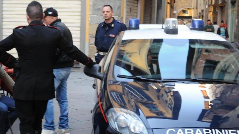 Ruba borsello su auto in sosta e viene subito arrestato
