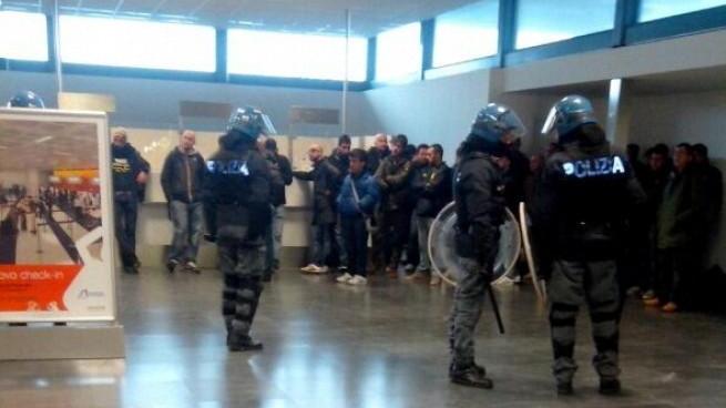 Un momento dell'intervento della polizia in aeroporto