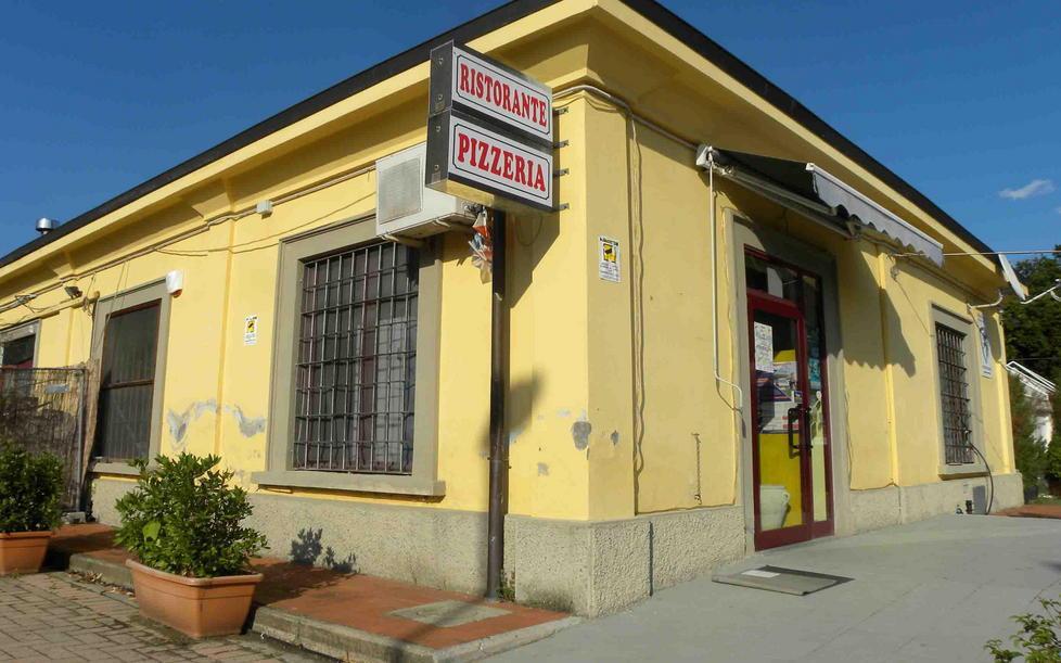 Legno Rosso, proteste per la chiusura del bar-pizzeria 