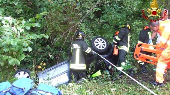 Auto in bilico sulla scarpata, ferito un 67enne
