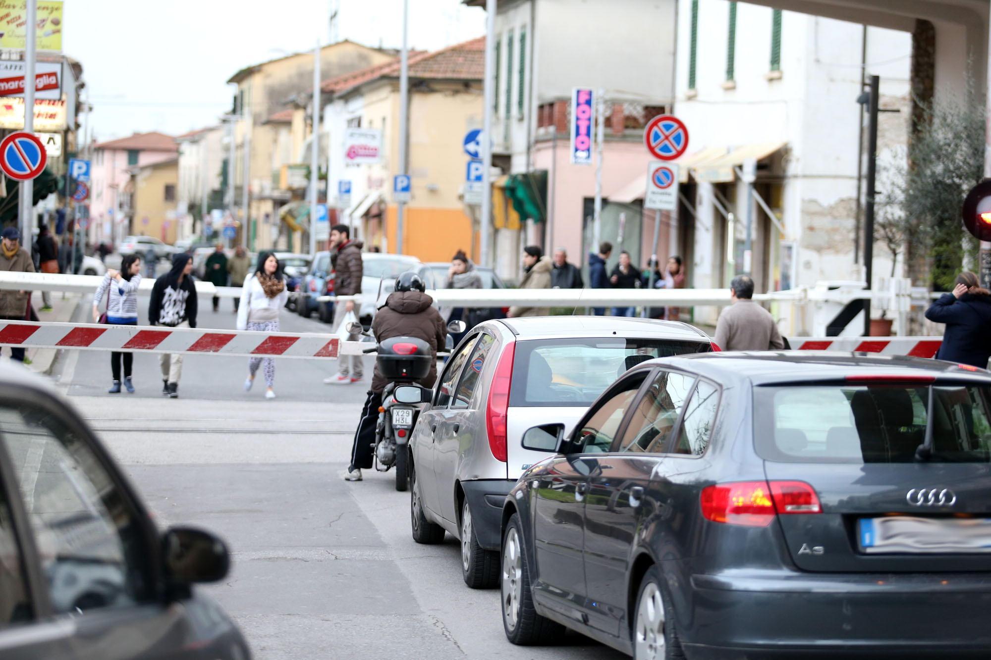 Guasto all'alimentazione elettrica vicino alla stazione di Montecatini, treni in tilt 
