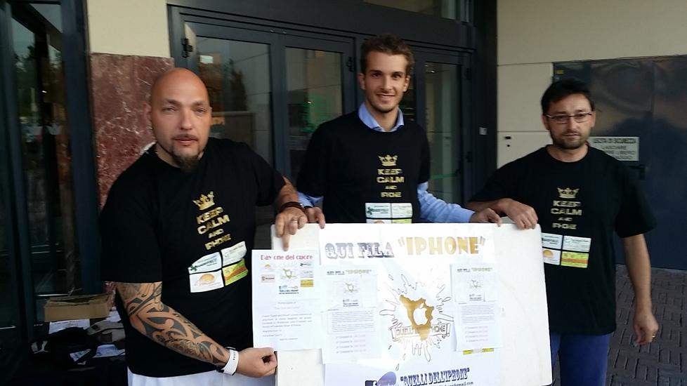 Prato, fuori dal negozio Apple del centro I Gigli per 16 ore. Obiettivo: comprare l’iPhone 6 