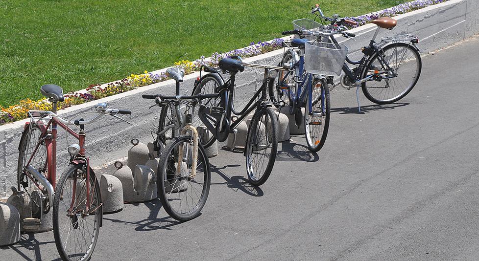 Tziu Giuliu in bici a 101 anni si trascina appresso tutto il paese 
