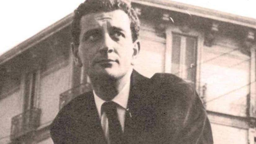 Sulla tomba di Piero Ciampi con vino, carte e poesie per fargli gli auguri - Video