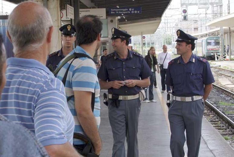 Una pattuglia fissa schierata in piazza