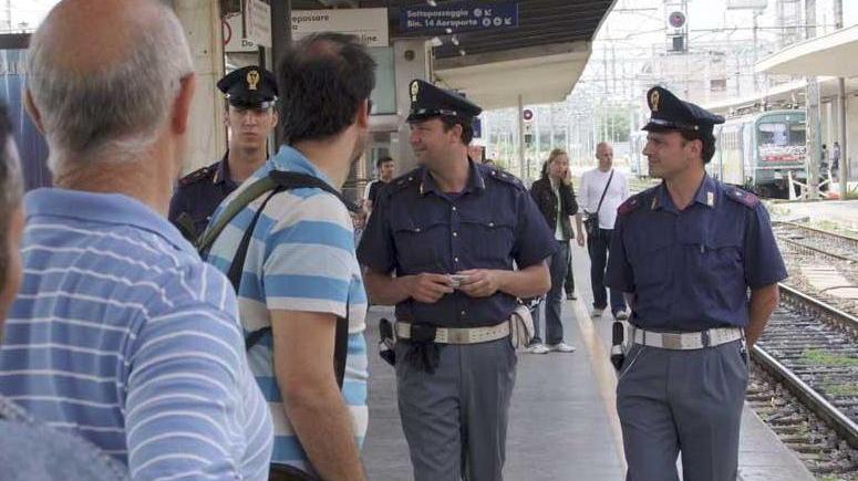 Una pattuglia fissa schierata in piazza
