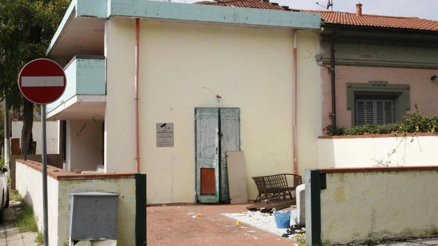 Il Comune compra lo stabile e gli abusivi glielo occupano