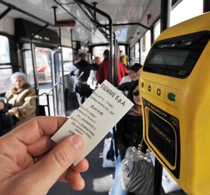 Aggressioni sui bus, repressione e dialogo la ricetta di Capuano 