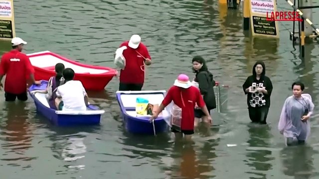 Thailandia, alluvioni a Bangkok: strade allagate ed evacuazioni ...