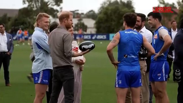 Australia, il principe Harry gioca a rugby assieme ai giocatori del ...
