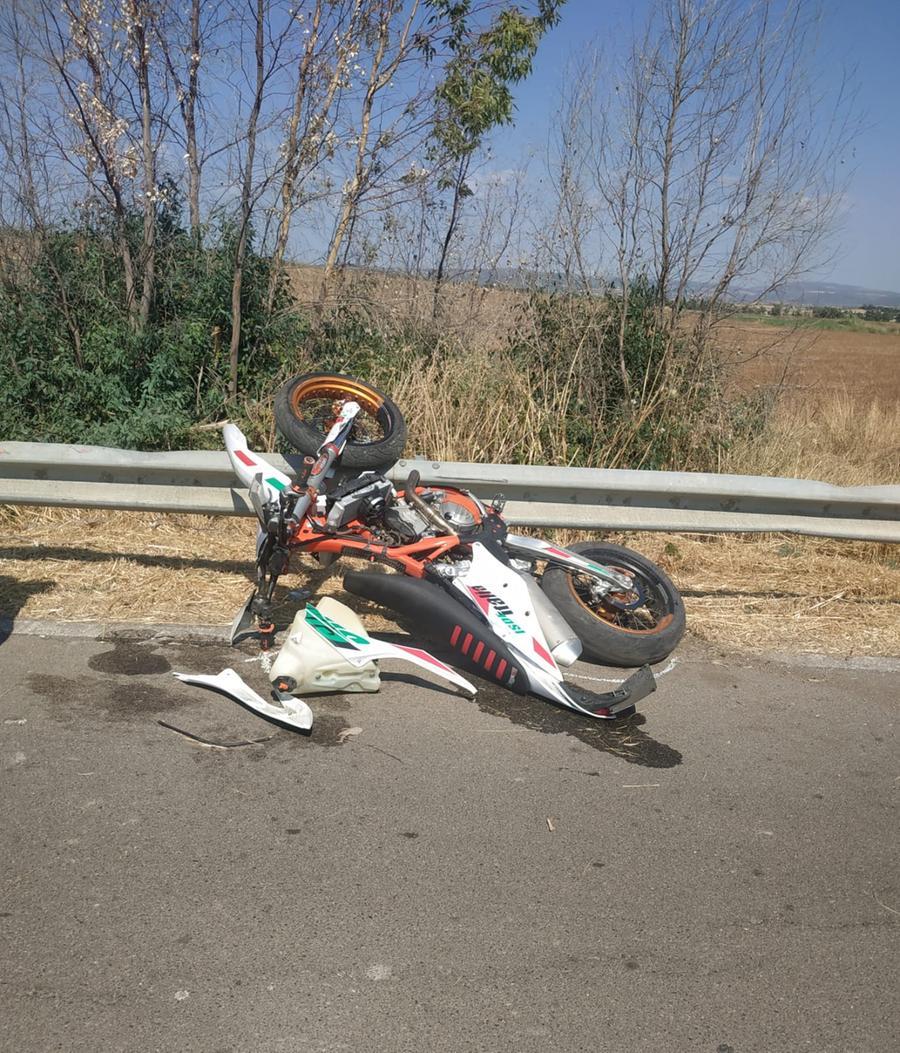 Sbalzato Dalla Moto Sbatte Sul Guard Rail: Muore Sul Colpo 22enne Di ...