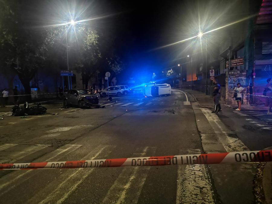 Carrara, scontro tra due auto e uno scooter: gravissimo il conducente ...