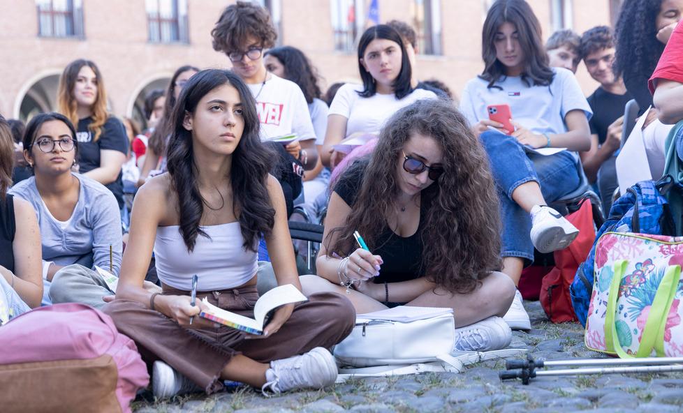 Modena. Pali: «Dea bendata con bilancia e spada immagine fuorviante