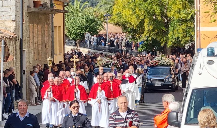 Folla immensa per l’ultimo saluto ai coniugi morti nell’esplosione