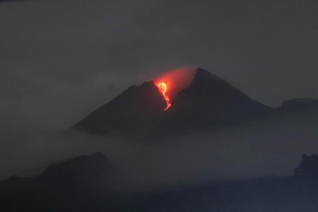 Indonesia Erutta Un Vulcano Allarme Tsunami In Giappone Il Tirreno