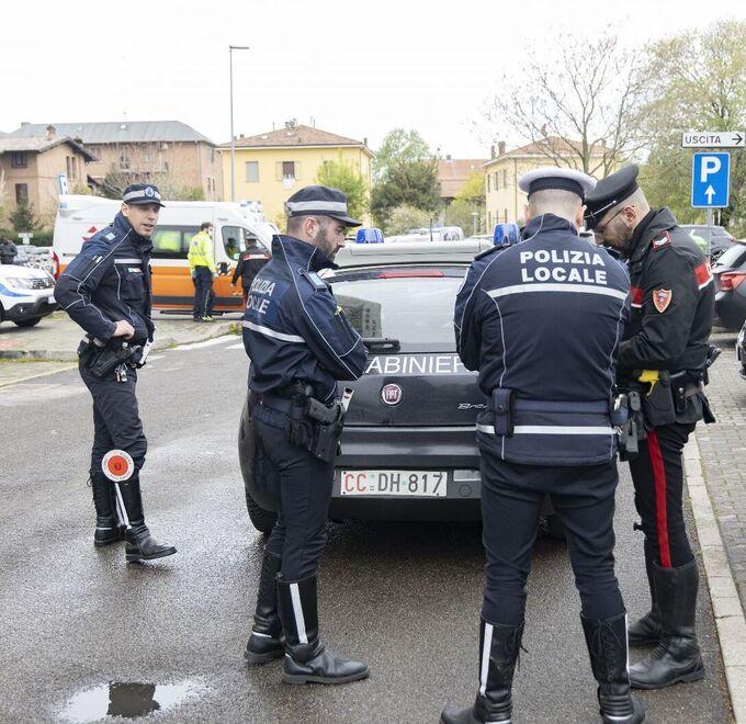 Minaccia Di Buttarsi Dal Palazzo Salvato Da Un Carabiniere Di Reggio Emilia Soddisfatto Di