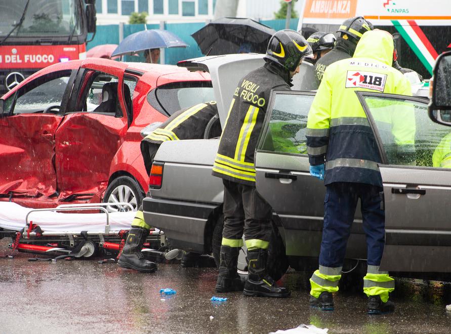 Modena Schianto tra auto sulla Giardini Un 91enne morto e due feriti ...