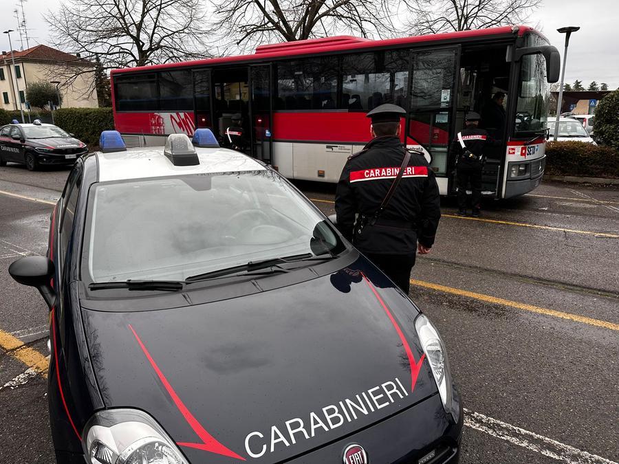 Sparano un colpo di pistola sull'autobus, tre adolescenti nei guai Gazzetta  di Reggio