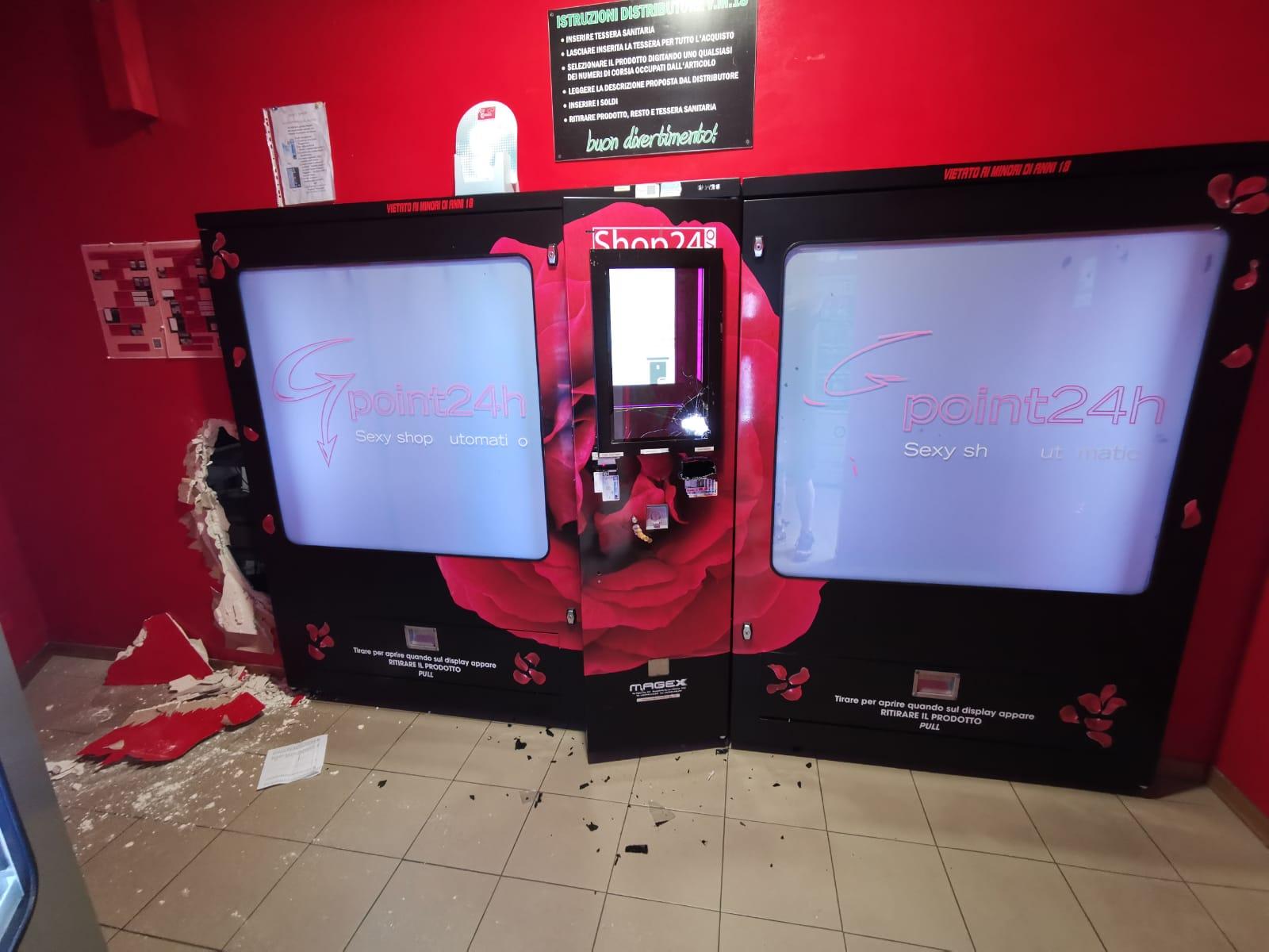 Livorno, sfondano un muro del sexy shop e scappano con i soldi e un  computer - Il Tirreno
