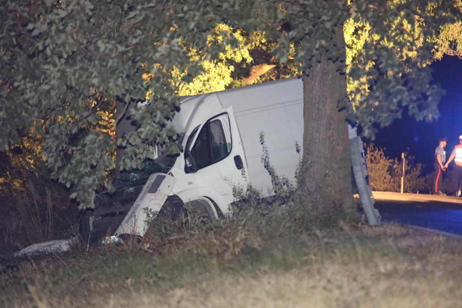 Incidente con il furgone: morta 15enne, il cugino alla guida inalava gas  esilarante col palloncino