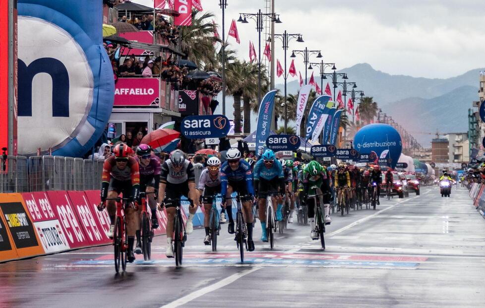 Giro d’Italia in Versilia, lo sport può trainare il turismo?  Non è questo quello che pensano il quotidiano Il Tirreno