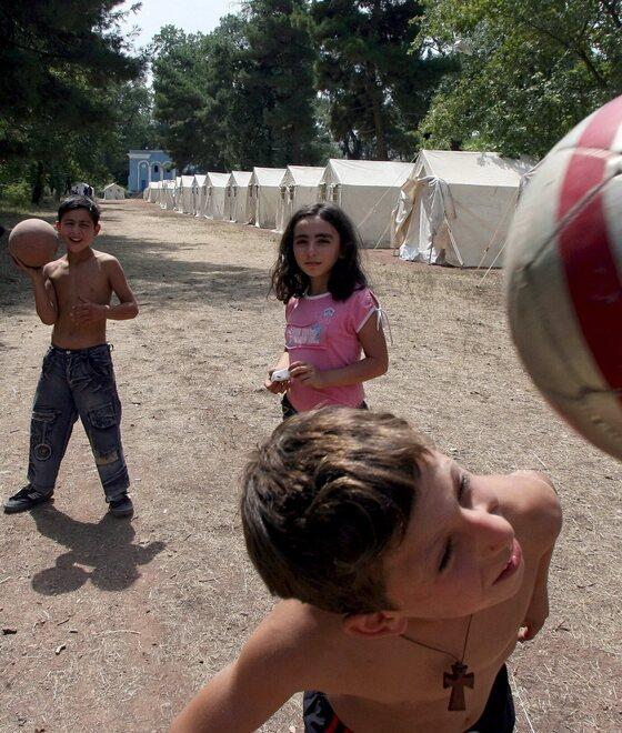 Bambini che giocano nelle macerie delle loro città rase al suolo: non ...