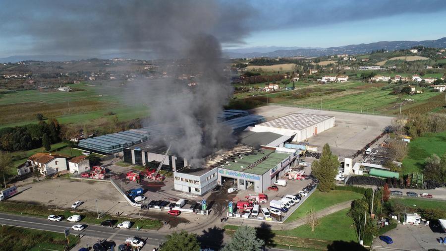 Empoli Incendio Nel Deposito Di Pneumatici Della Pas Il Tirreno