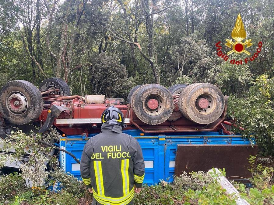 Ovodda Camion Si Ribalta Lungo La Statale Autista Trasportato D